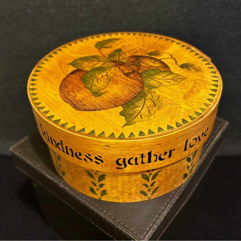 Box, Shaker Style, Handmade/painted. By Country Carol. USA
